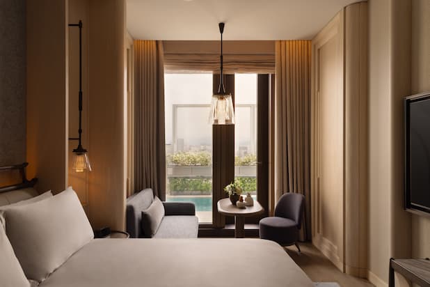 POOL TERRACE SKYLINE ROOM